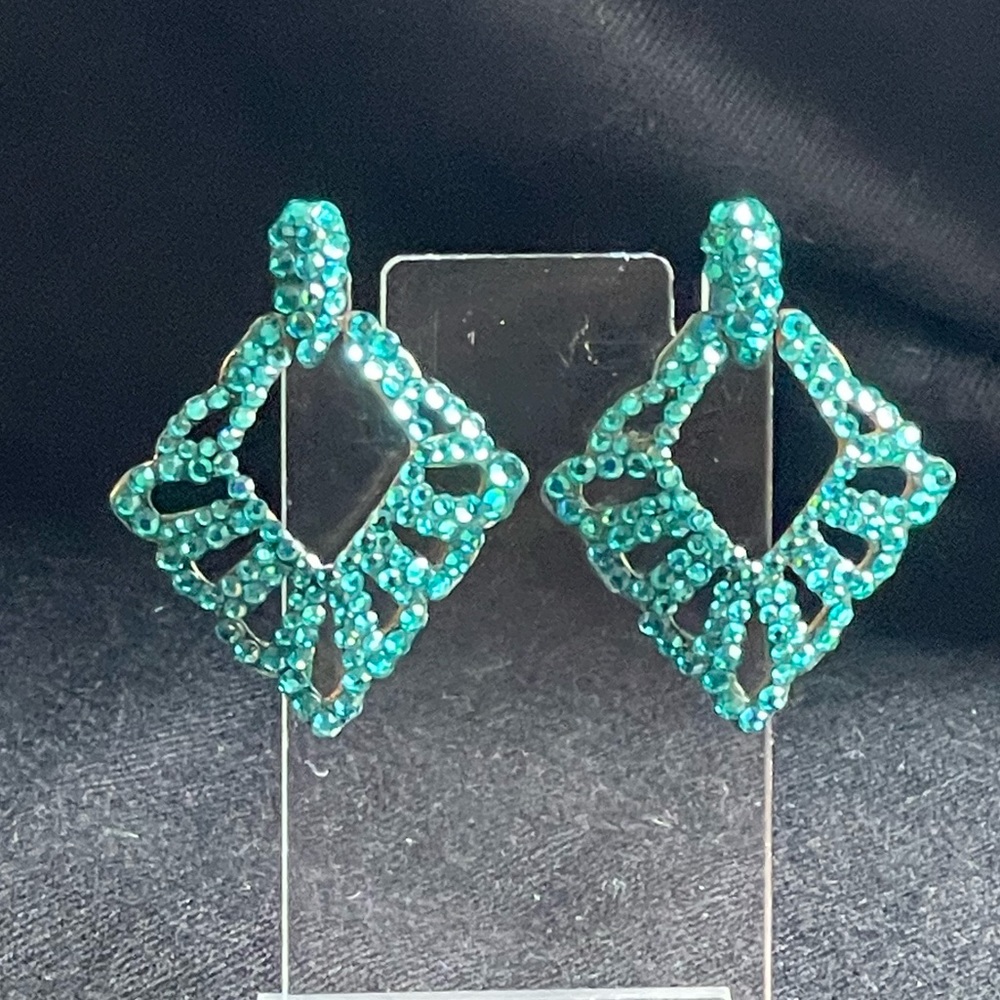 VINTAGE 70’s RHINESTONE PIERCED EARRINGS•EMERALD GREEN•Diamond shaped•2”drop🎉HP